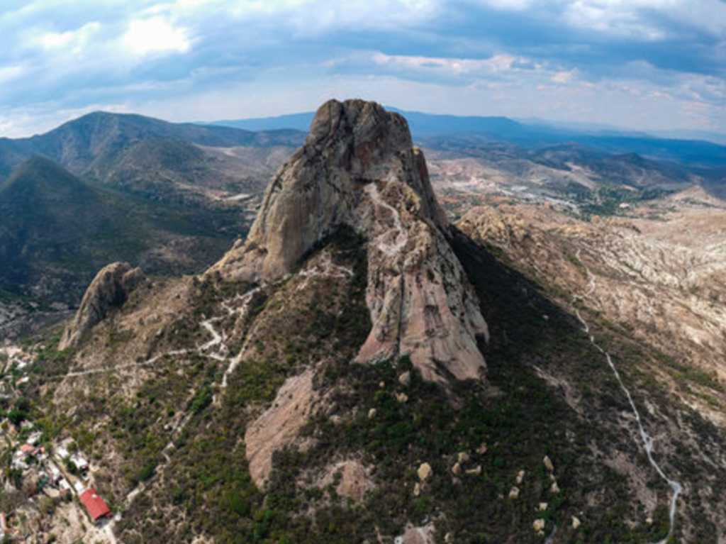 Peña de Bernal el tercer monolito más grande del mundo Toma Aérea