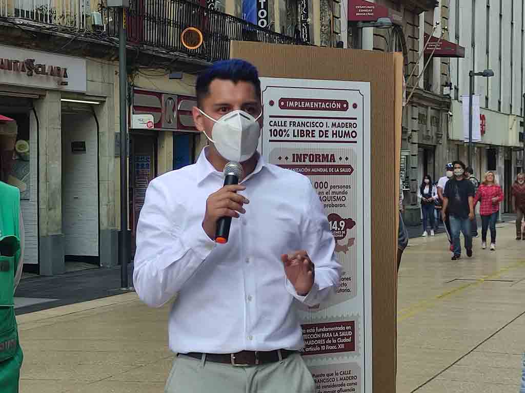 Prohiben fumar en la calle Madero
