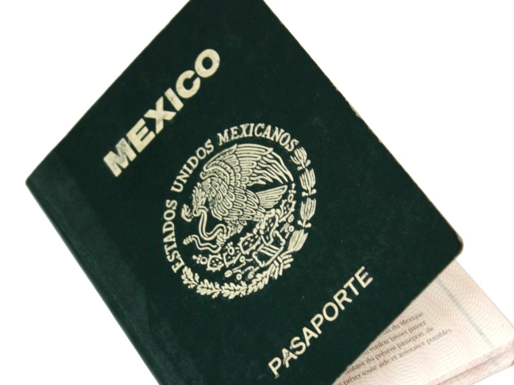 Se reduce al 30% emisión de pasaportes México