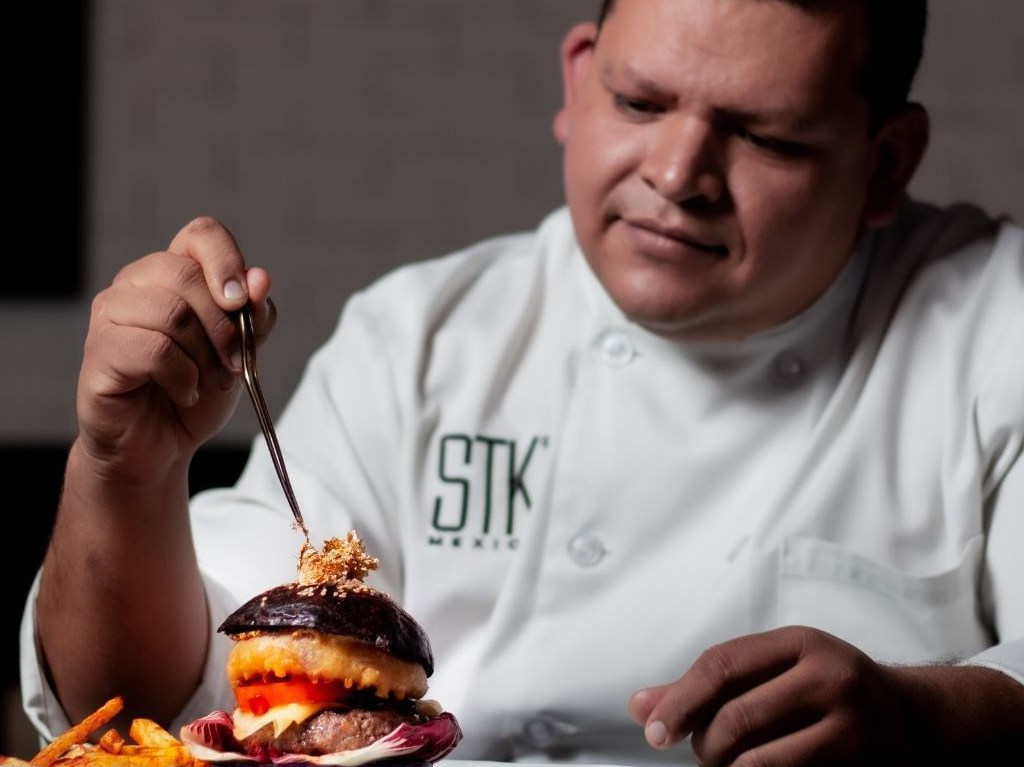 Prueba una hamburguesa de oro en STK de Polanco