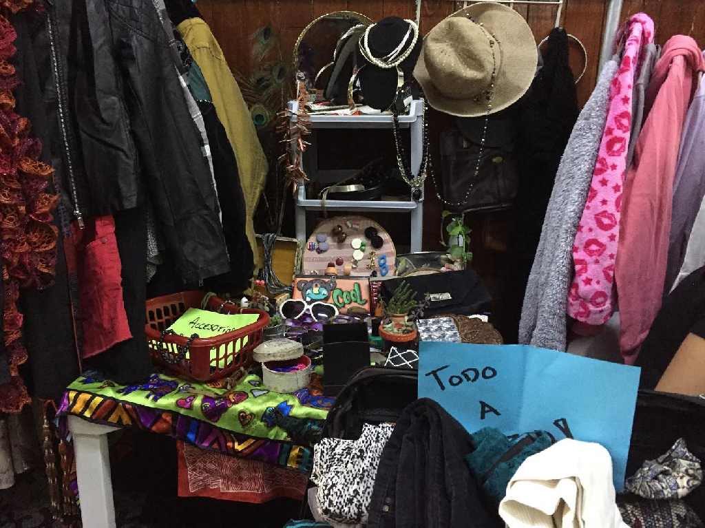 Tianguis de ropa desde 10 pesos accesorios