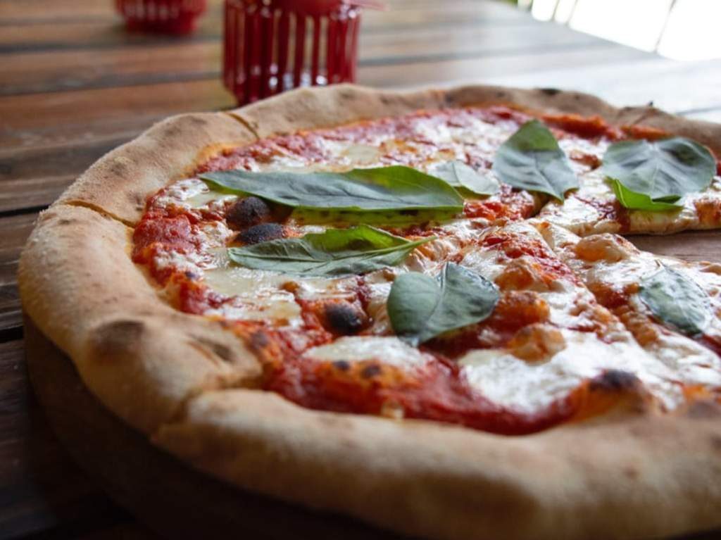 Toto alitas y auténticas pizzas napolitanas en la CDMX Portada