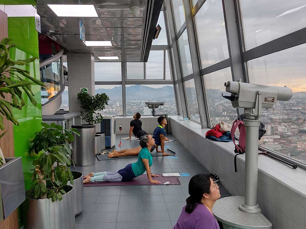 Amanecer en las alturas: practica yoga o zumba en la Torre Latino