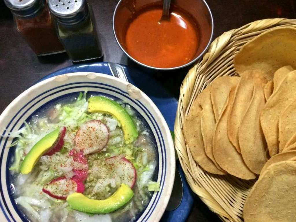 Dónde comer los mejores pozoles en CDMX con aguacate