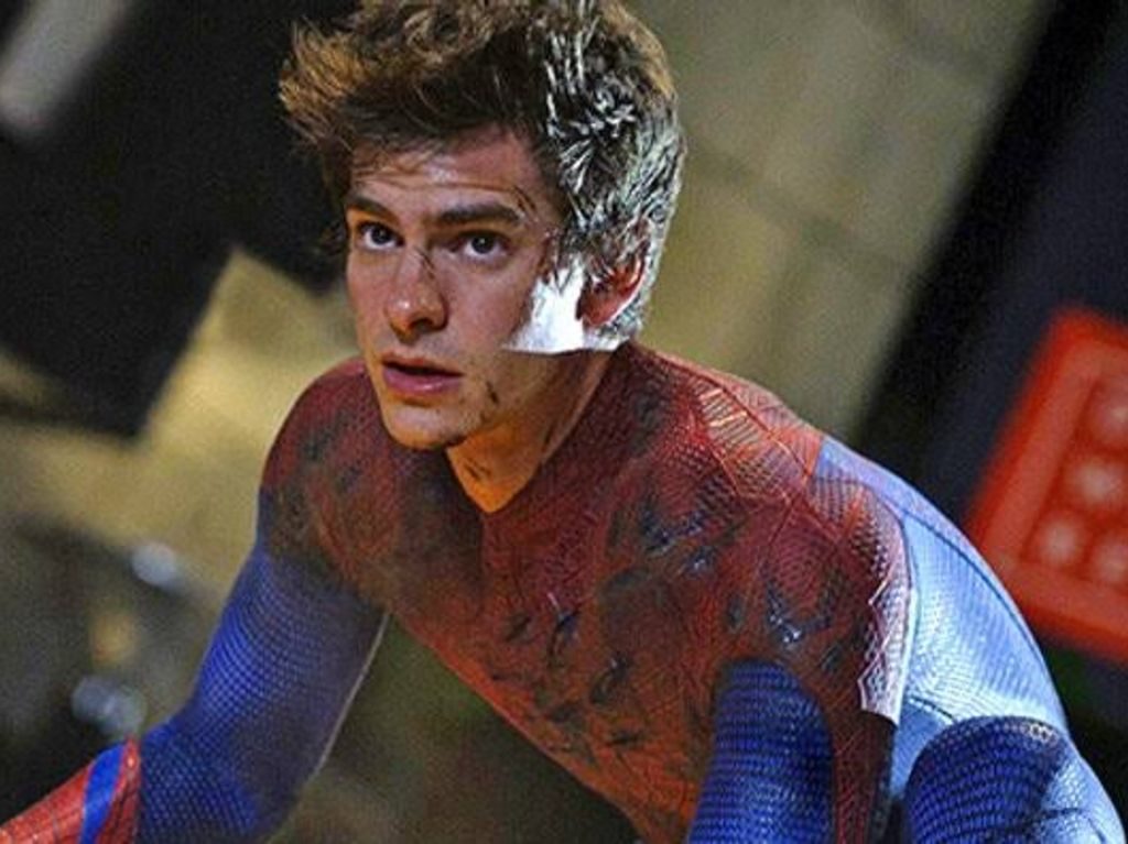 Es photoshop Andrew Garfield sobre la foto con Tobey Maguire