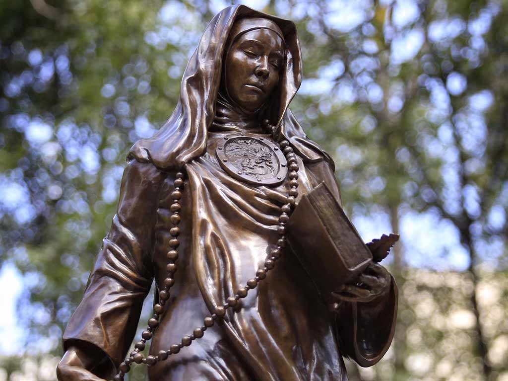 4 esculturas de mujeres en Reforma