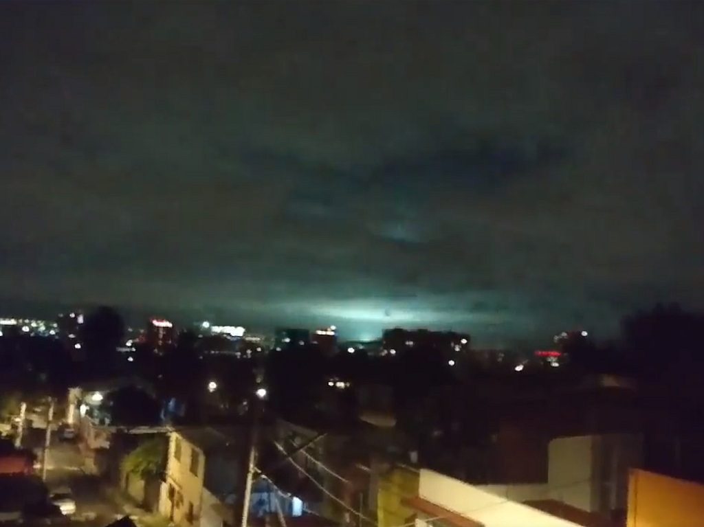 Esto origina las luces que ves en el cielo durante un sismo