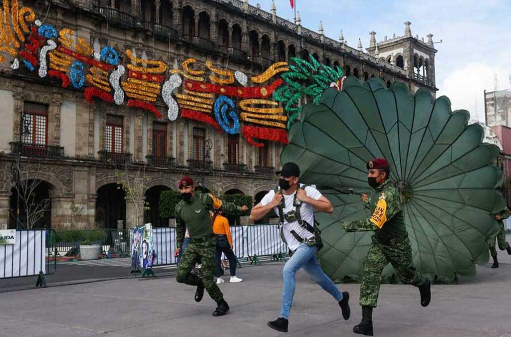“La gran fuerza de México” exposición militar en el Zócalo 1