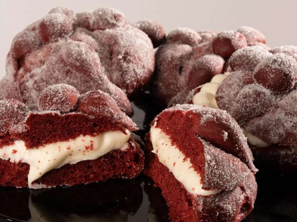 panes de muerto rellenos de CDMX red velvet