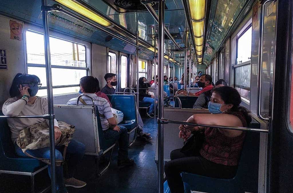 Personas en el metro 