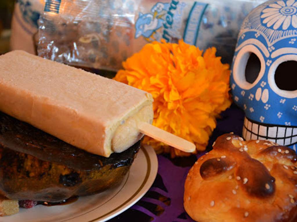 Postres de pan de muerto ¡descubre dónde encontrarlos! Paleta de pan de muerto