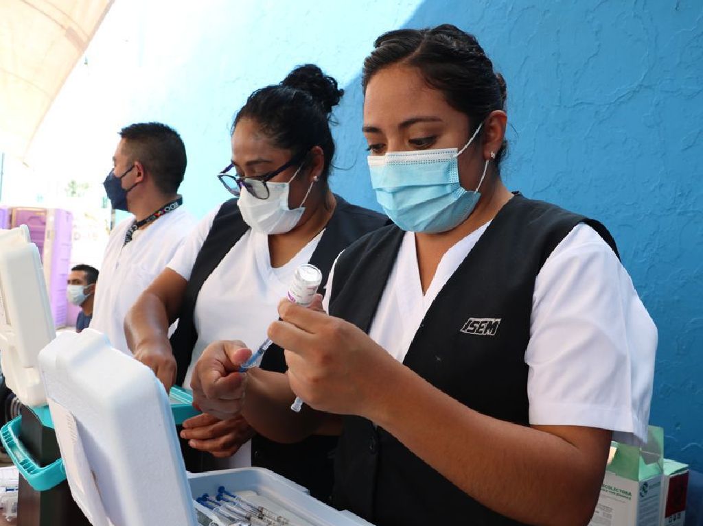 vacunación a jóvenes de 18 a 29 años en el Edomex enfermera