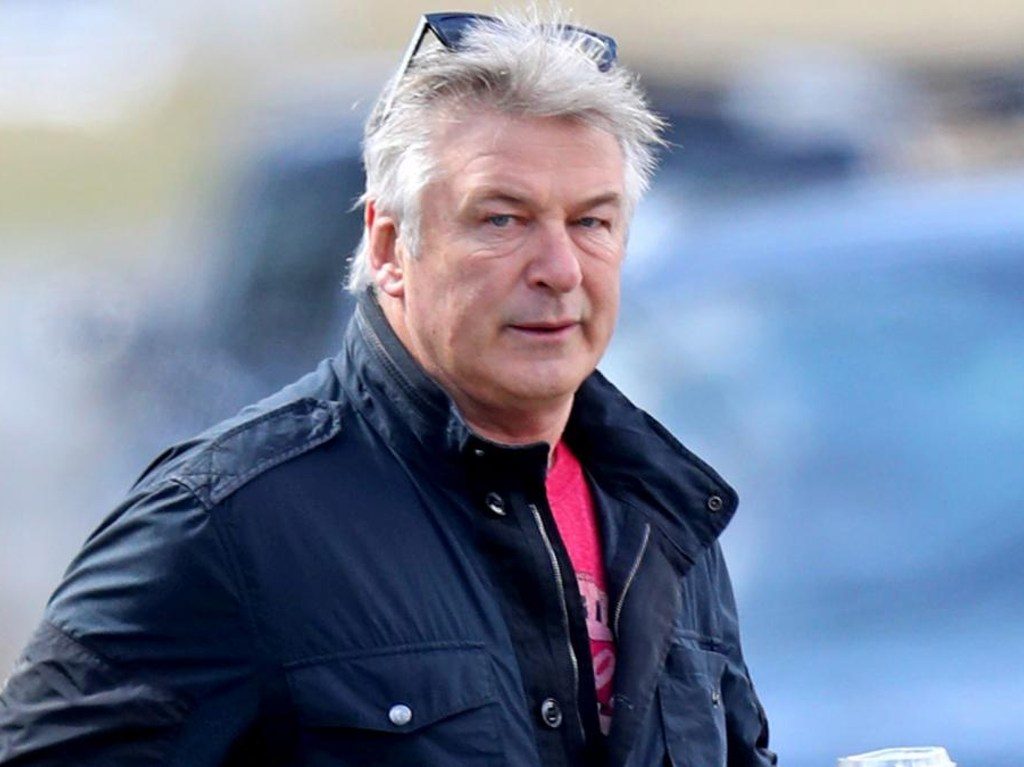 Alec Baldwin mata accidentalmente a directora de fotografía