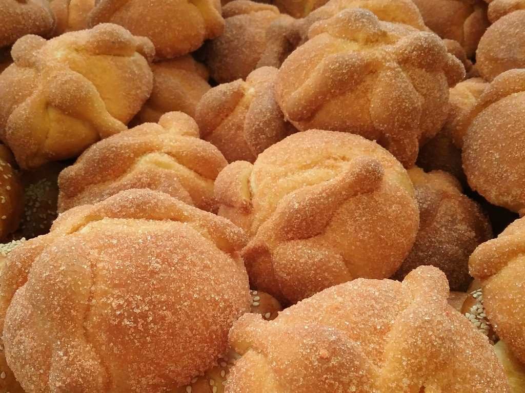Bazar del pan de muerto en Xochimilco panes