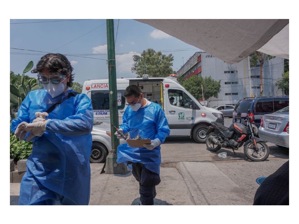 Ciudad de México en semáforo verde, ambulancia.