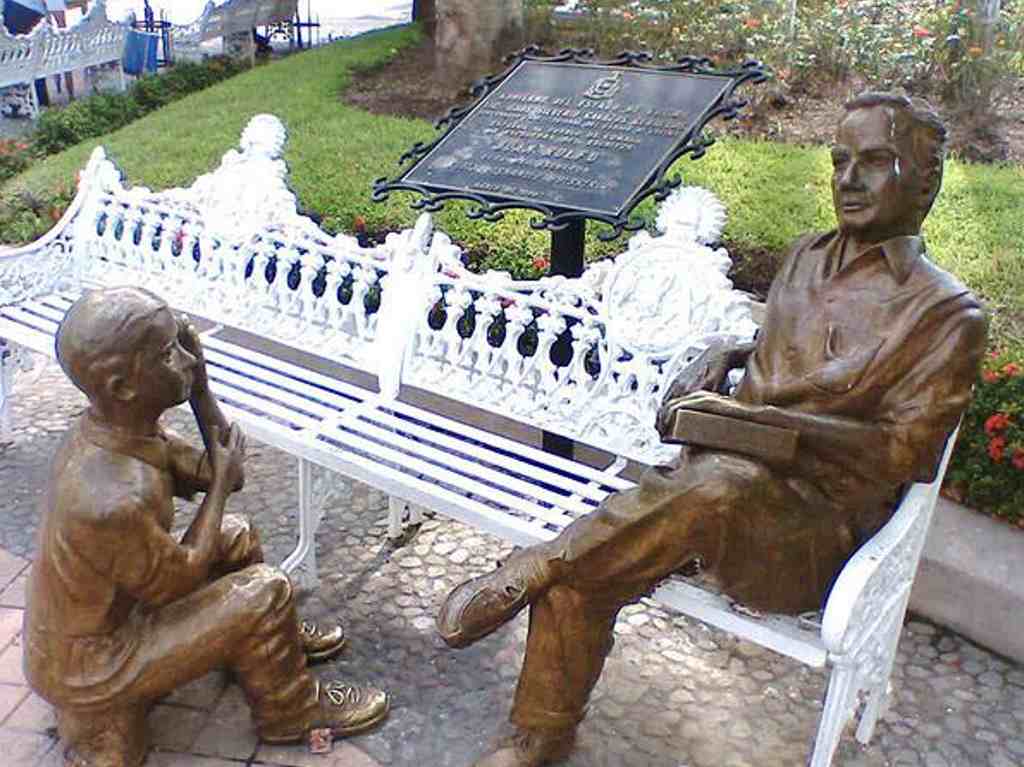 Comala pueblo mágico repleto de ánimas que inspiró Pedro Páramo Estatua Juan Rulfo