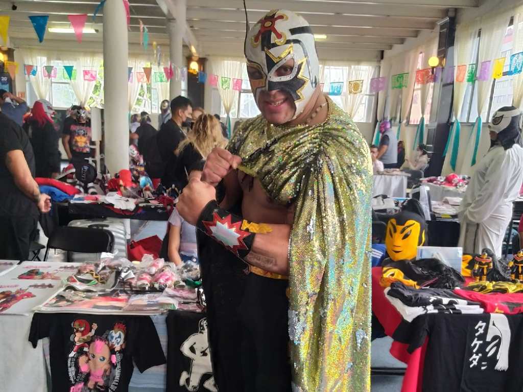 Día de Muertos con pulque y mezcal luchador