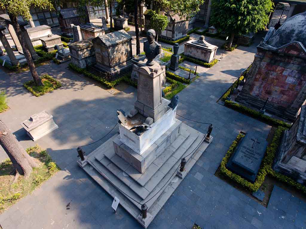 Museo Panteón San Fernando: camina entre tumbas y mausoleos