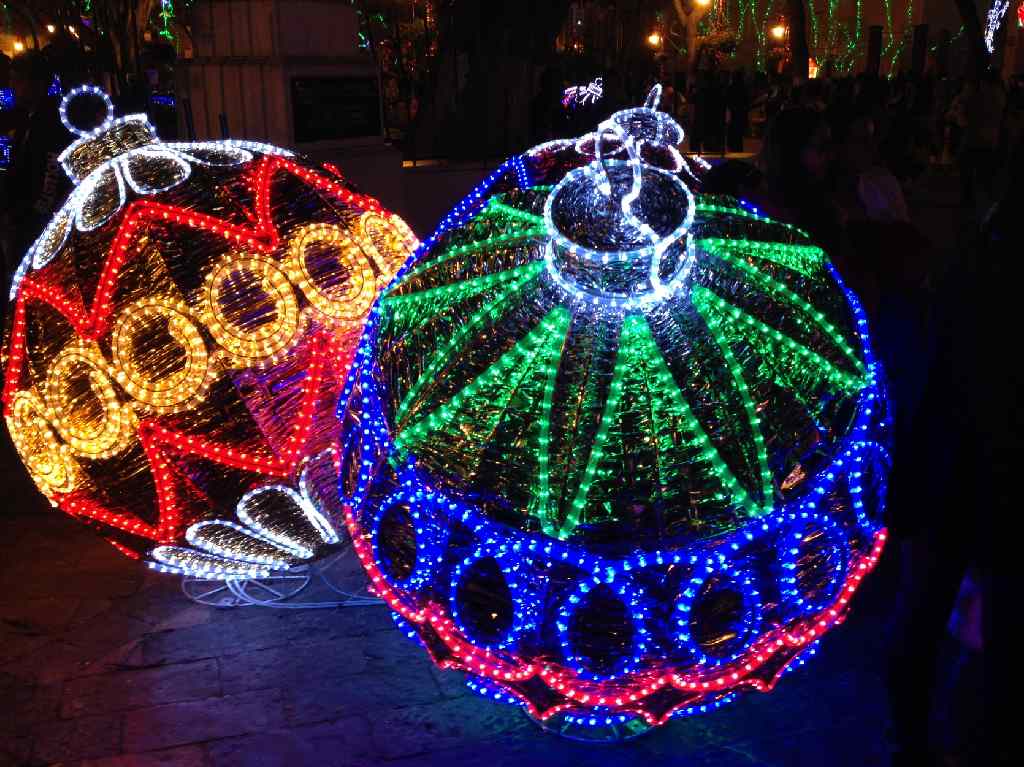 parque de luces navideñas en Querétaro esferas