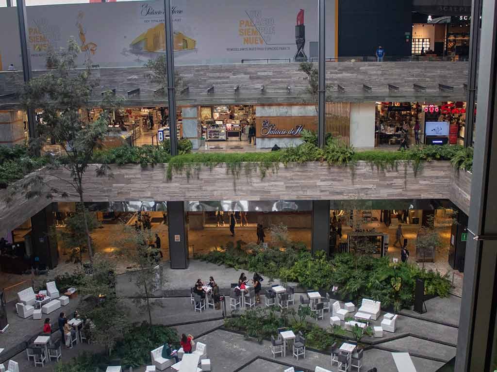Plaza Satélite celebra 50 años renovada y con nueva terraza