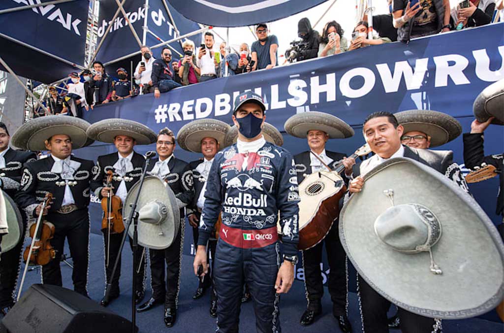 “Checo” Pérez usará un Nomex de mariachi y un casco especial en la F1 0
