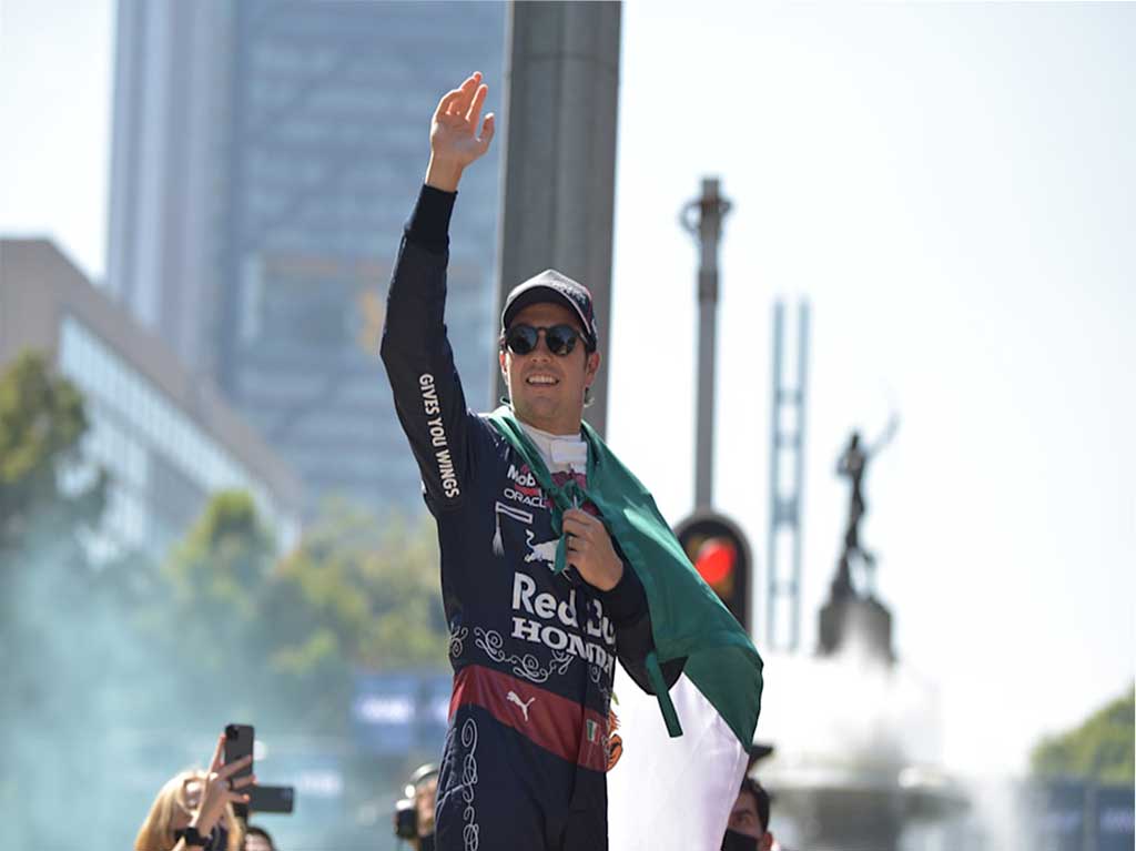 “Checo” Pérez usará un Nomex de mariachi y un casco especial en la F1