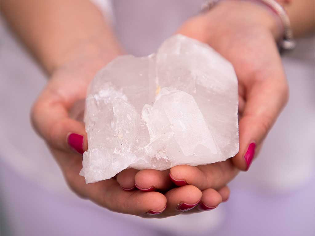 Cómo usar cuarzos para limpiar la energía de tu casa