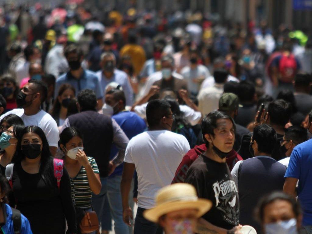 cuarta ola de coronavirus en México, multitud.