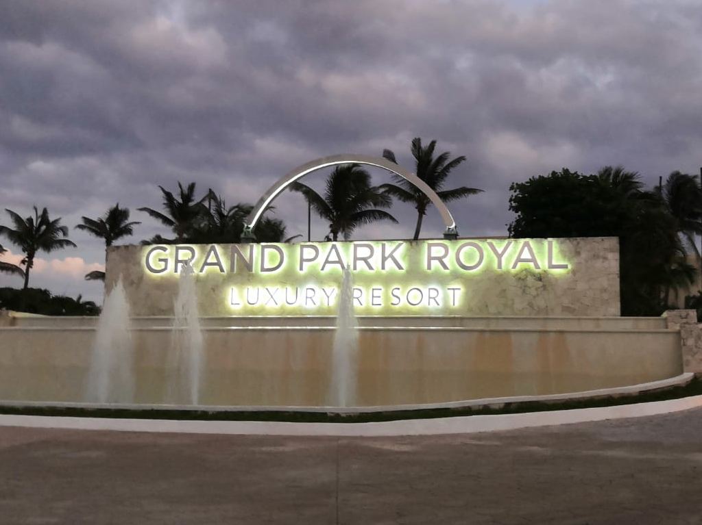 Grand Park Royal Cancún un paraíso terrenal en el Caribe Letrero Fachada