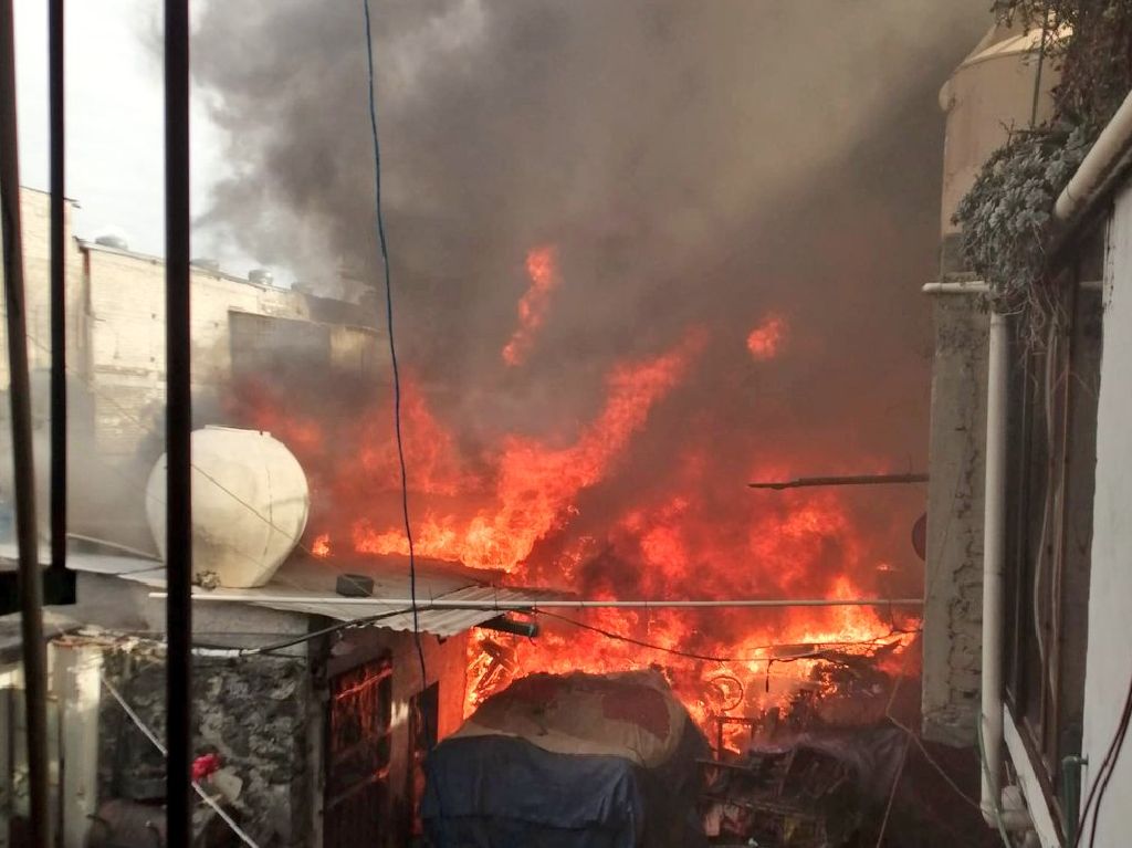 Reportan incendio en un taller de bicicletas en Coyoacán