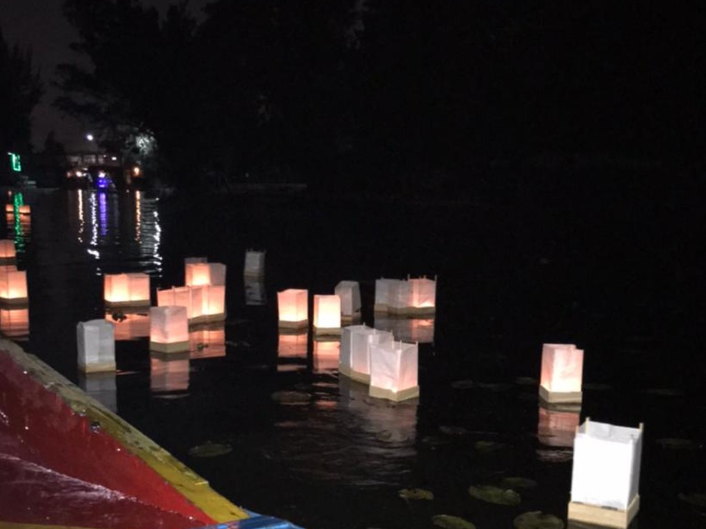 Noche de los Deseos en Xochimilco trajinera