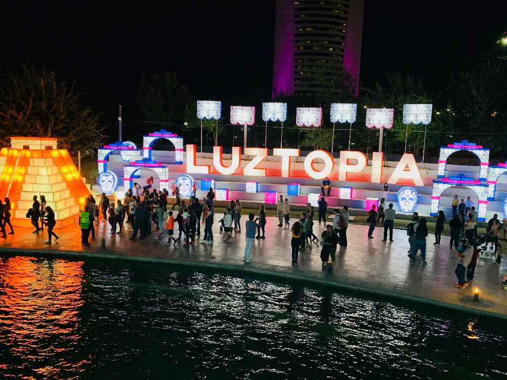 Luztopía “Navidad en el Espacio” un festival de luces único en México
