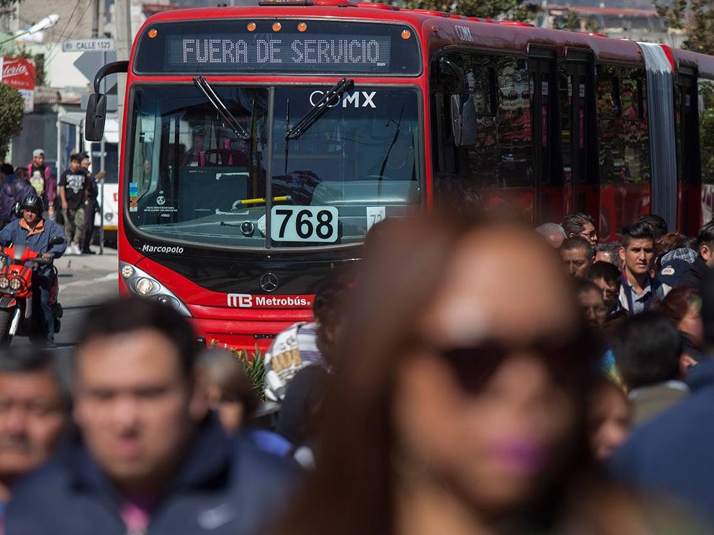 Metrobús cerrará estaciones por aniversario de Revolución, sin servicio. 