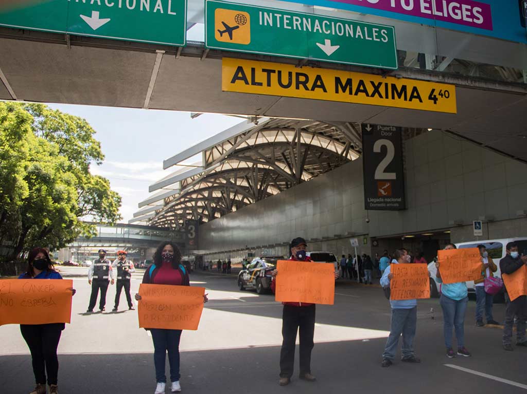 Padres de niños con cáncer amenazan bloquear cada martes el AICM