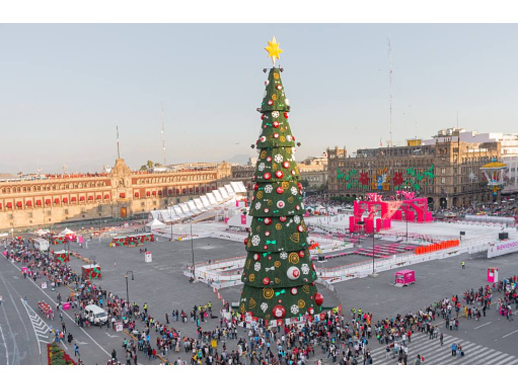 Pista de hielo en el zócalo, árbol navideño.