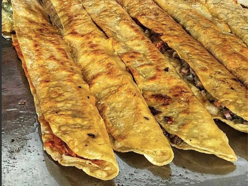 Quesadillas, huaraches y tacos gigantes y deliciosos en CDMX