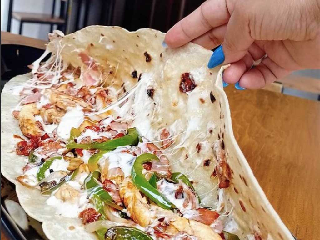 Quesadillas, huaraches y tacos gigantes y deliciosos en CDMX