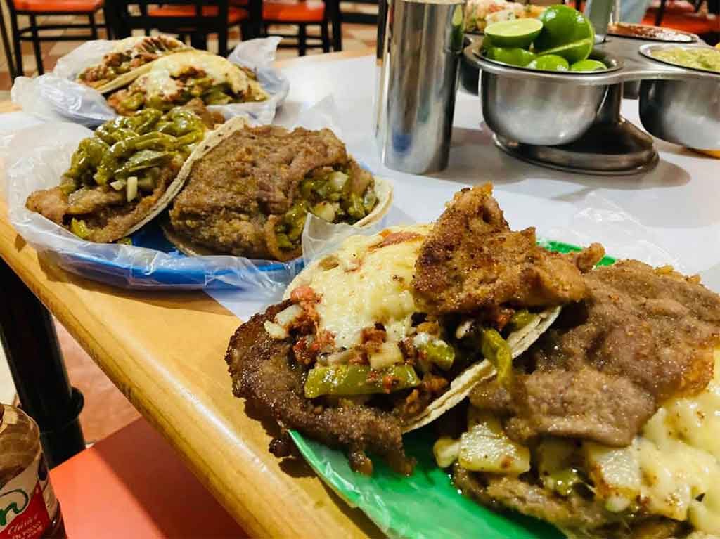 Quesadillas, huaraches y tacos gigantes y deliciosos en CDMX