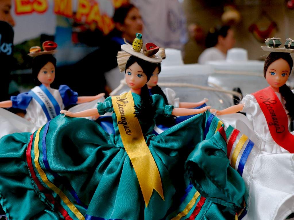 Regresa la Fiesta de las Culturas Indígenas muñecas