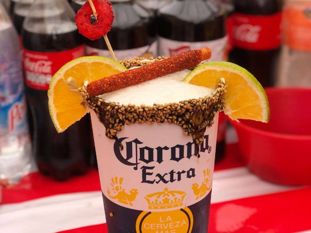 Prohíben venta de alcohol en los tianguis de CDMX ¿Es el fin de las licuachelas?