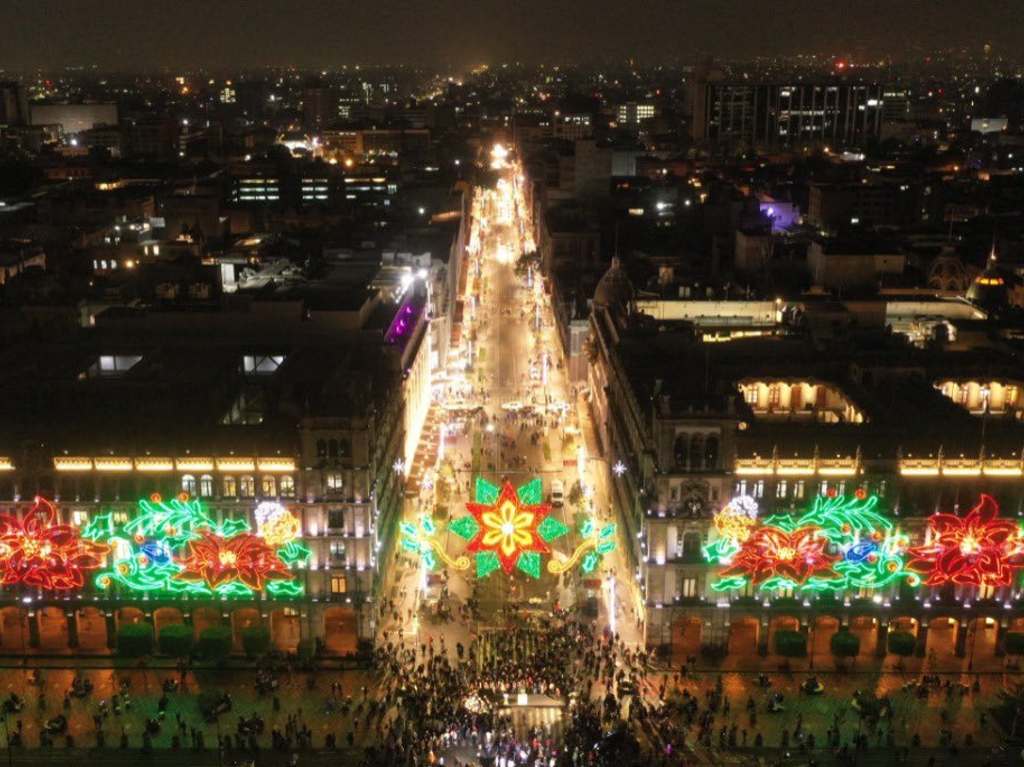 adornos navideños en el Zócalo 2021