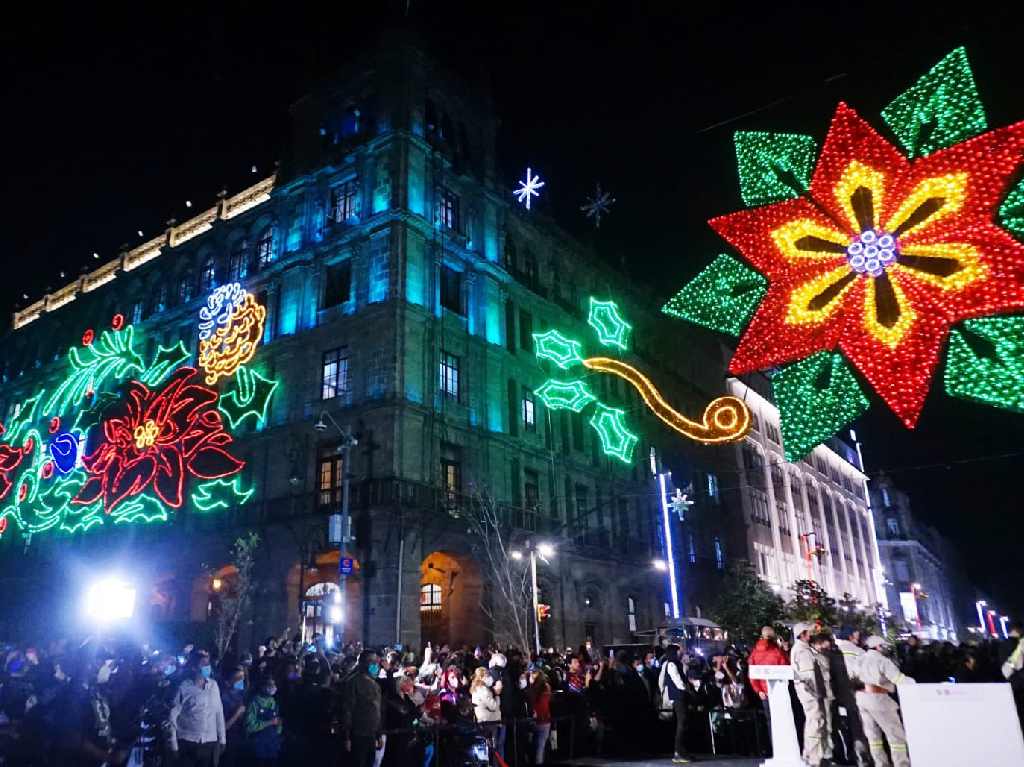 adornos navideños en el Zócalo de CDMX