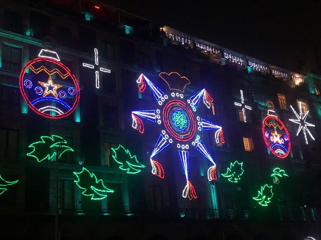 adornos navideños en el Zócalo de CDMX focos