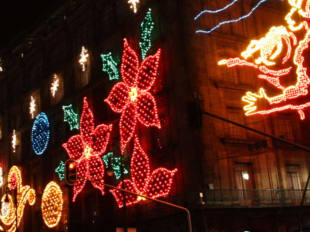 adornos-navidenos-en-el-zocalo-de-cdmx-luces
