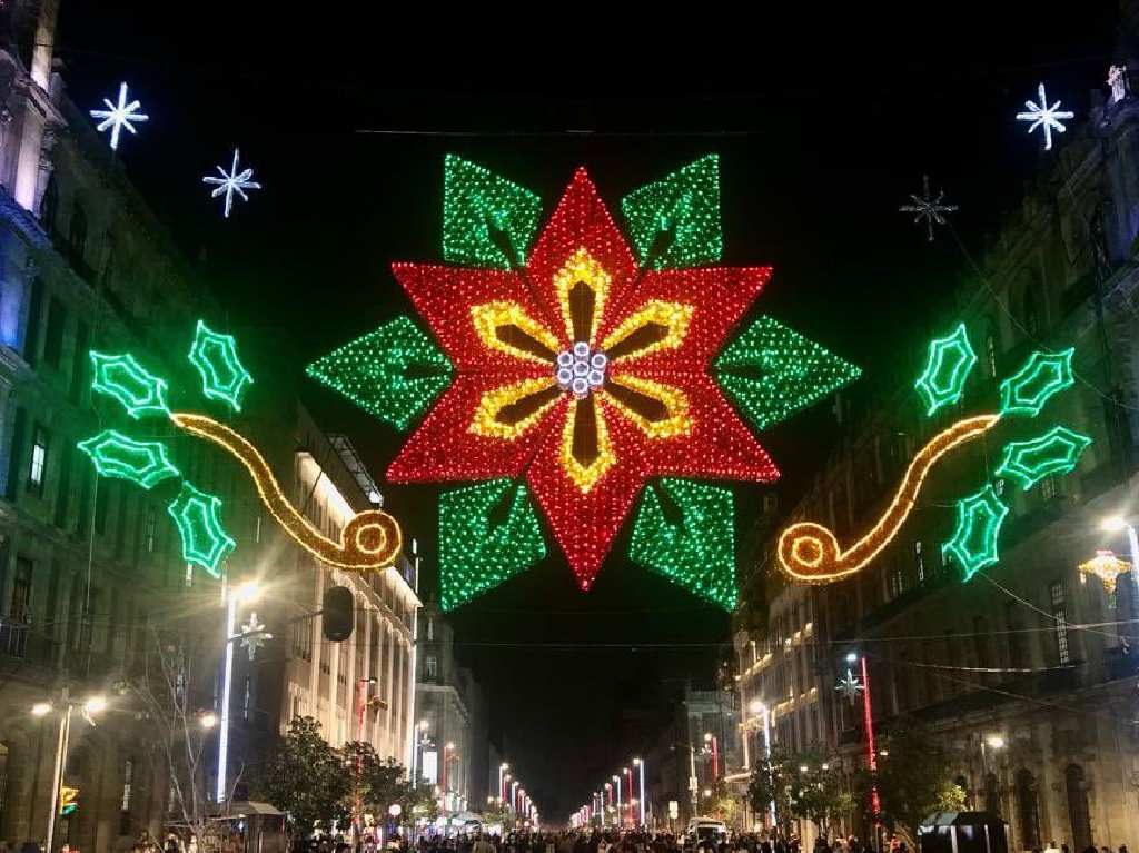 adornos navideños en el Zócalo de CDMX nochebuena