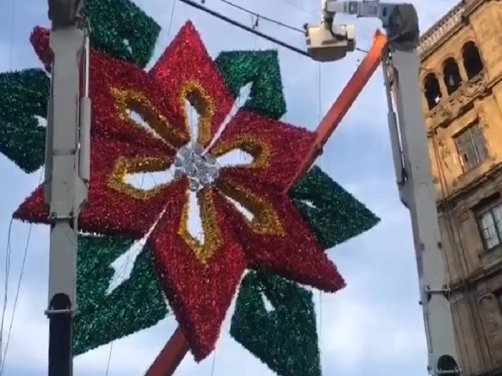 adornos-navidenos-en-el-zocalo-de-cdmx-nochebuena