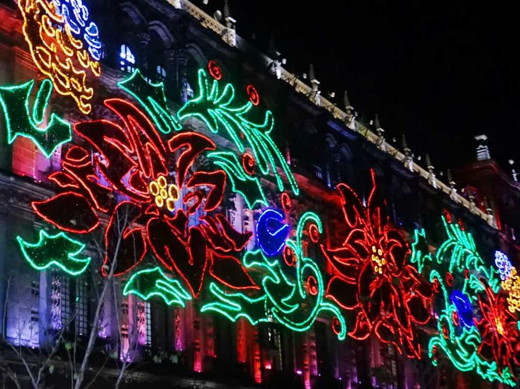 adornos navideños en el Zócalo de CDMX Palacio