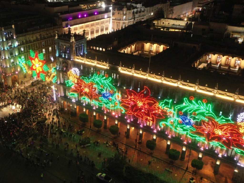 adornos navideños en el Zócalo de CDMX series