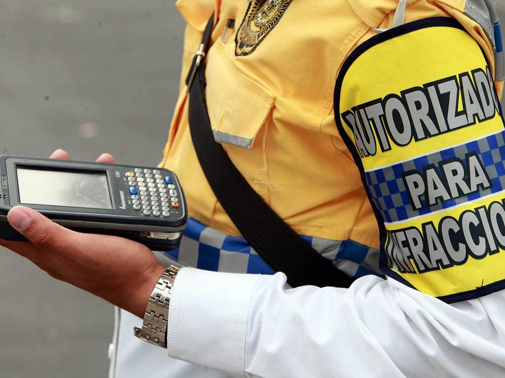 te pueden multar por poner objetos y obstruir la calle Policia