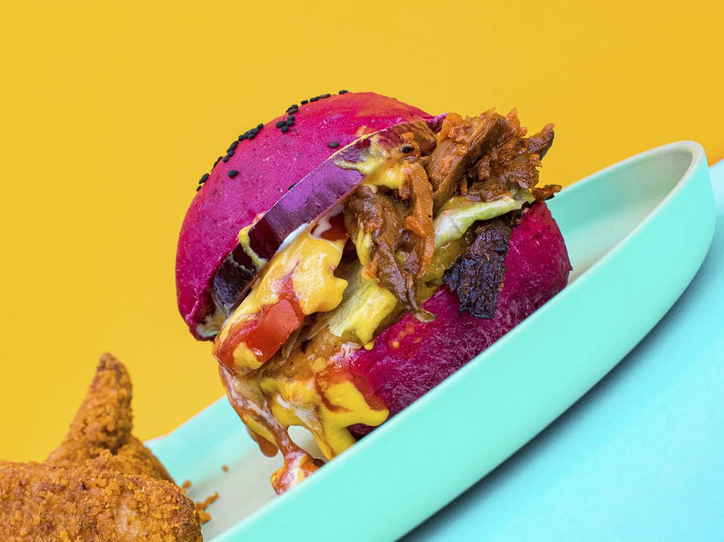 La Pitahaya Vegana Hamburgesas y burritos rosas